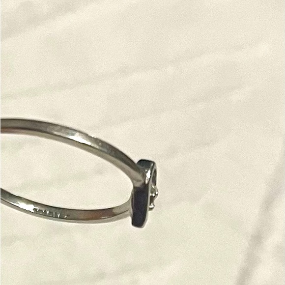 Solitaire accent Diamond heart white gold ring - Picture 7 of 8